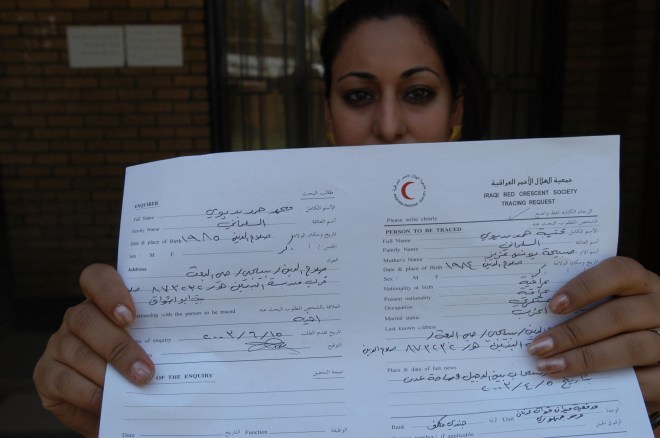 A woman helds a tracing request.